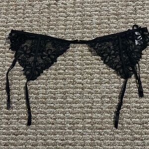 NWOT Victoria’s Secret Black Lace Garter Belt